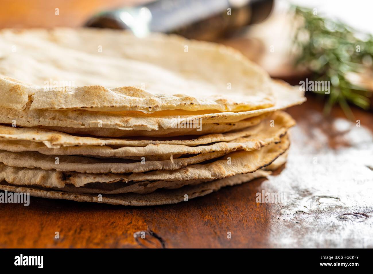 Arabisches Brot. Flaches Pita-Brot auf Holztisch. Stockfoto