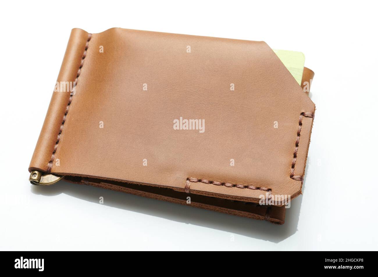 Braune kleine Geldbörse aus Leder isoliert auf weißem Studiohintergrund Stockfoto