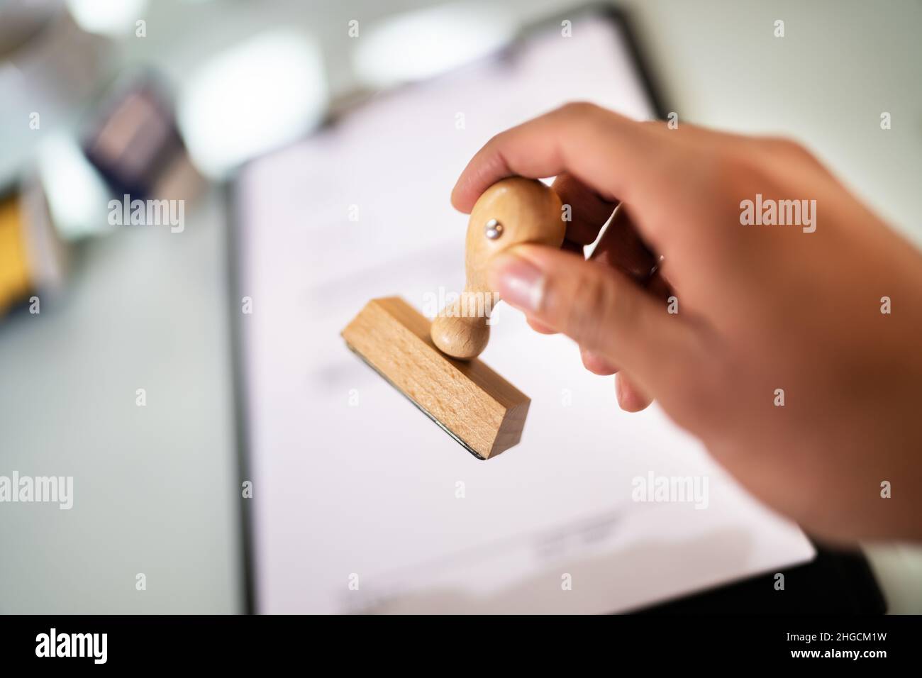 Öffentlicher Notar, Der Den Firmenstempel Auf Den Vertrag Am Büroschreibtisch Setzt Stockfoto