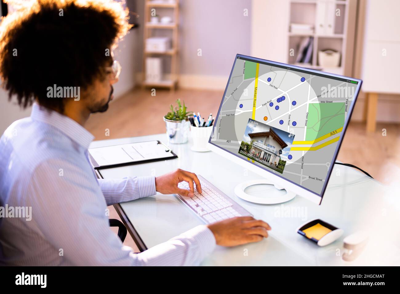 African American Searching Real Estate House Auf Karte Stockfoto