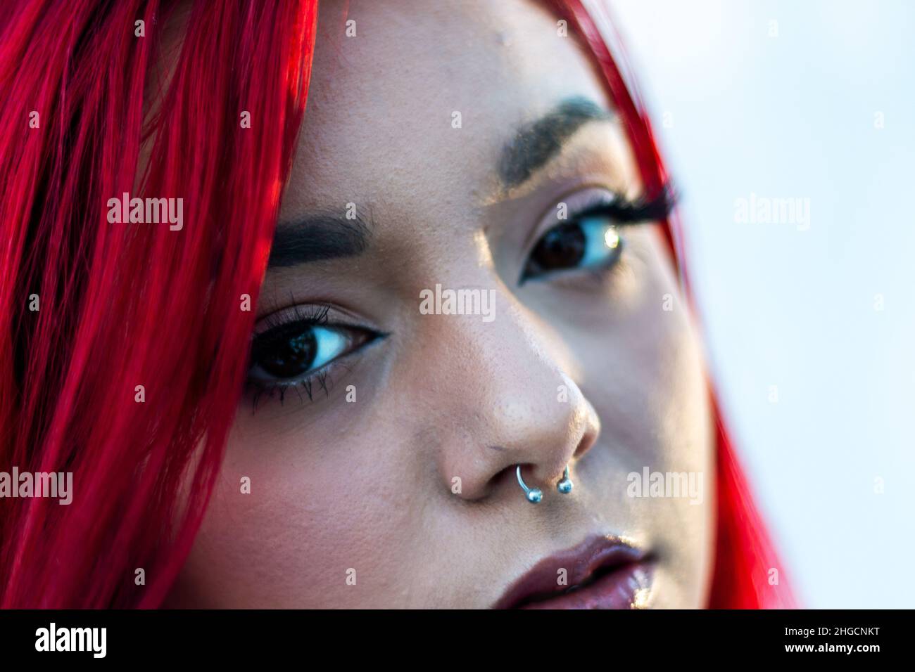 Ein nettes attraktives Mädchen mit roten Haaren und Piercing. Schönheit jugendlich Gesicht. Stockfoto