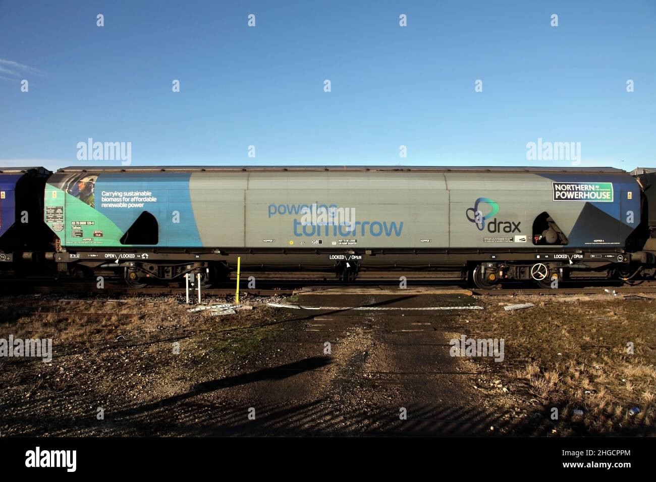 GB Railfreight Zweckgebauter Biomasse-Wagen vom Typ IIA auf dem Weg zum Kraftwerk Drax, Großbritannien. Stockfoto