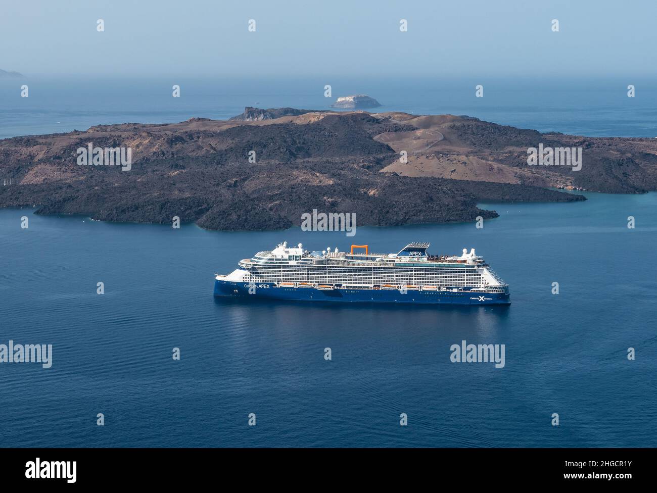 SANTORINI, GRIECHENLAND - 19. SEPTEMBER 2021: Das Schiff Apex Celebrity Cruises ankerte in der Hafenbucht der Insel Santorini, Griechenland. Stockfoto