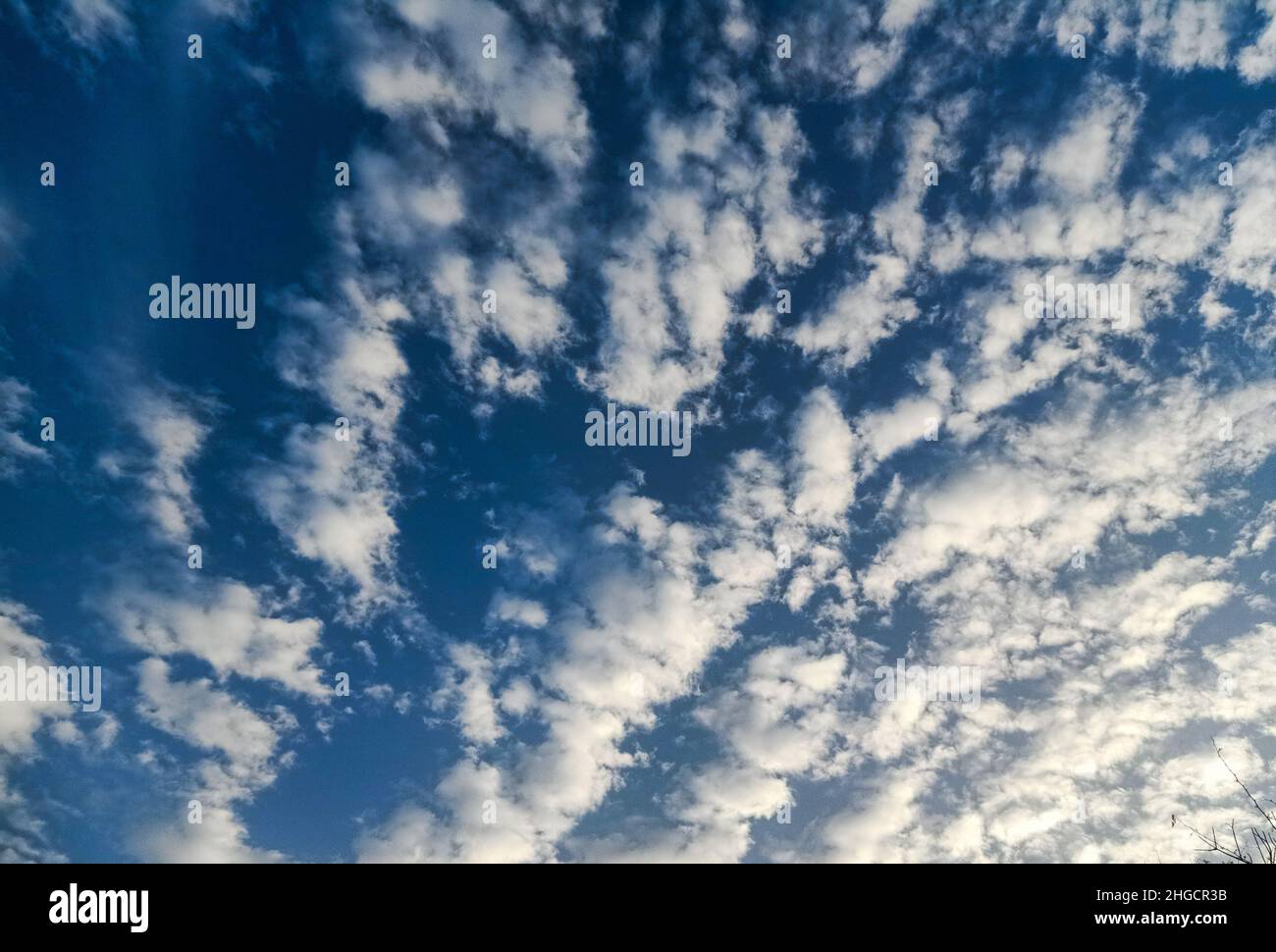 Blauer Himmel Hintergrund Mit Cirrocumulus Wolken Stockfoto