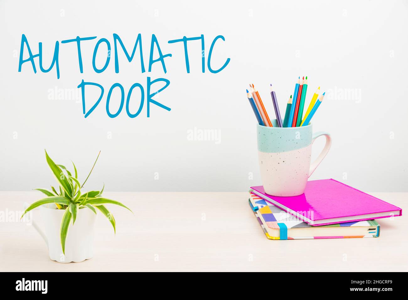 Inspiration mit Schild Automatic Door. Das Geschäftskonzept wird automatisch geöffnet, wenn der Ansatz einer Person „Tidy Workspace Setup“, „Schreibtisch“, erkannt wird Stockfoto