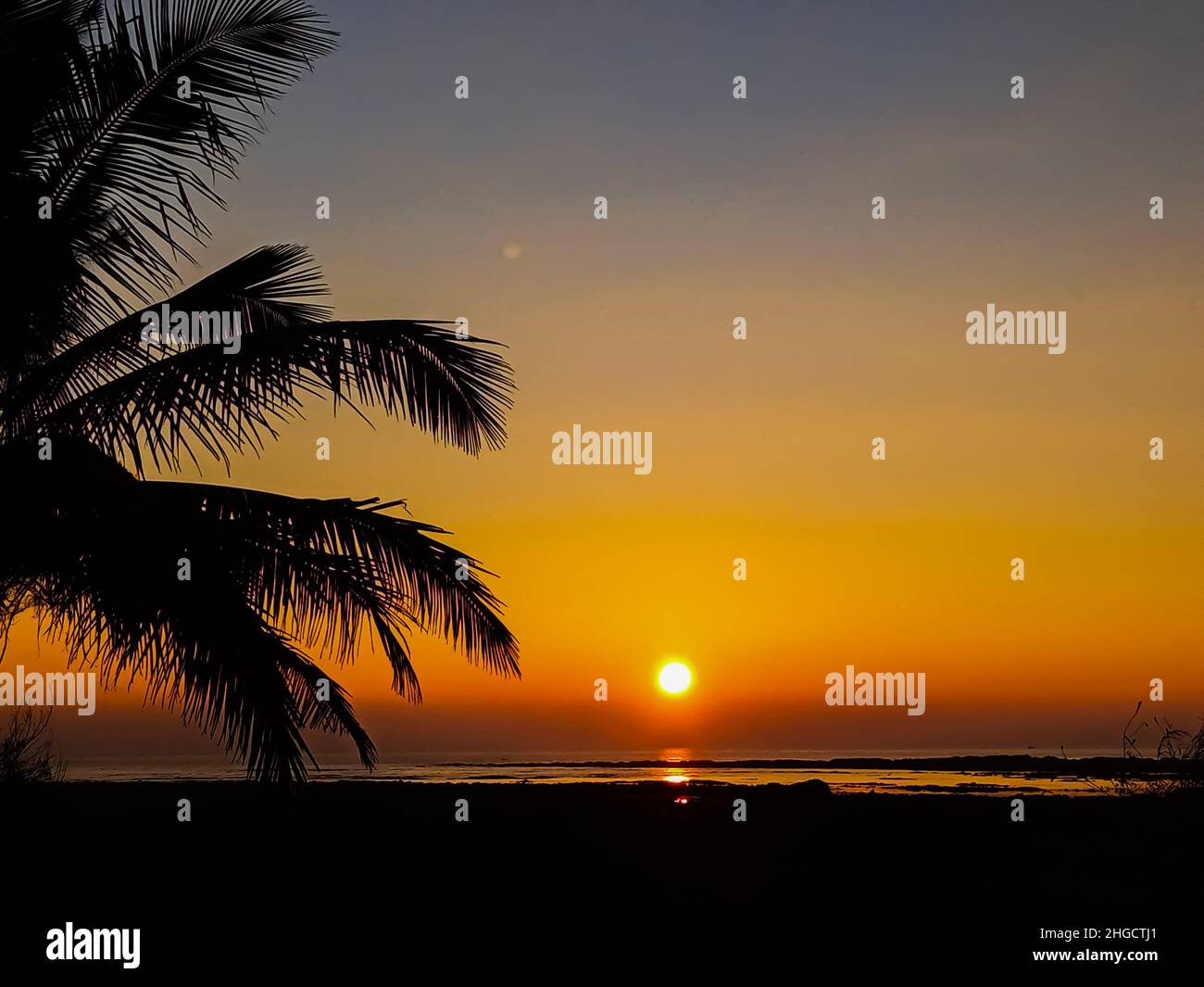 Wunderschöner, Heller Sonnenuntergang Am Strand Stockfoto