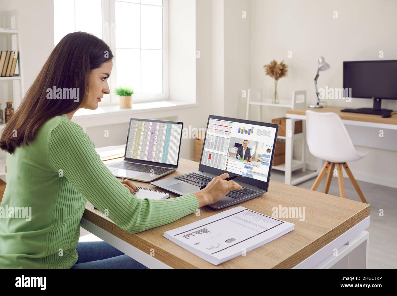 Wirtschaftsprüfer Multitasking während der Arbeit an Laptop-Computern im Büro Stockfoto