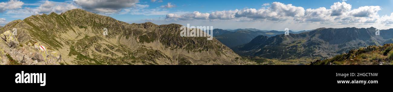 Retezat-Gebirge mit dem höchsten Peleaga-Gipfel, Retezatul Mic und Seen und dem Oslea-Bergrücken im Valcan-Gebirge im Hintergrund von Cust Stockfoto