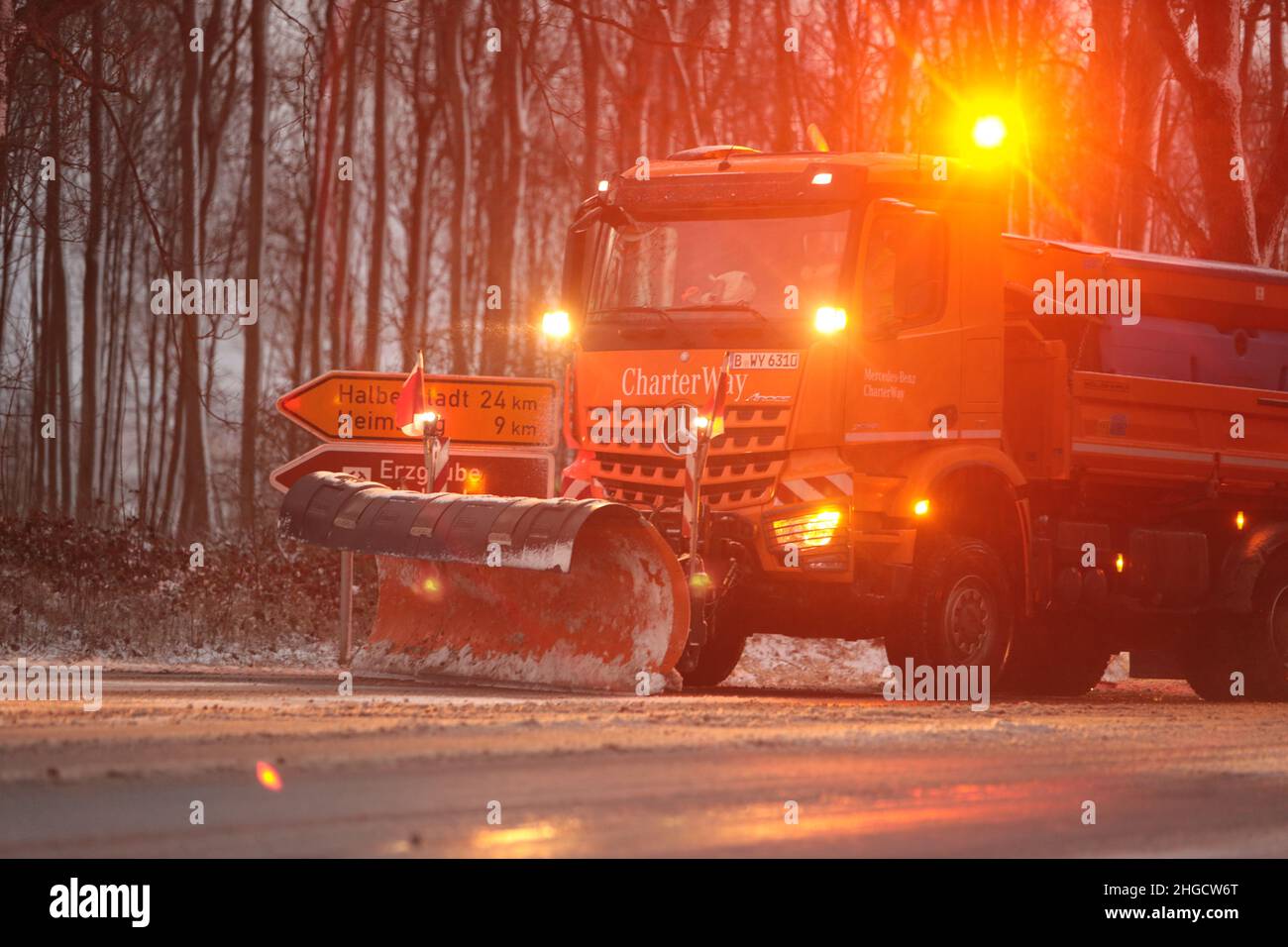 20. Januar 2022, Sachsen-Anhalt, Elbingerode: Ein Fahrzeug des Winterdienstes ist im Oberharz unterwegs. Aufgrund vereister Straßen mussten die Fahrer im Harz äußerste Vorsicht walten lassen. Es gab auch isolierte Verkehrsbehinderungen aufgrund von Schneeverwehungen. Foto: Matthias Bein/dpa-Zentralbild/ZB Stockfoto