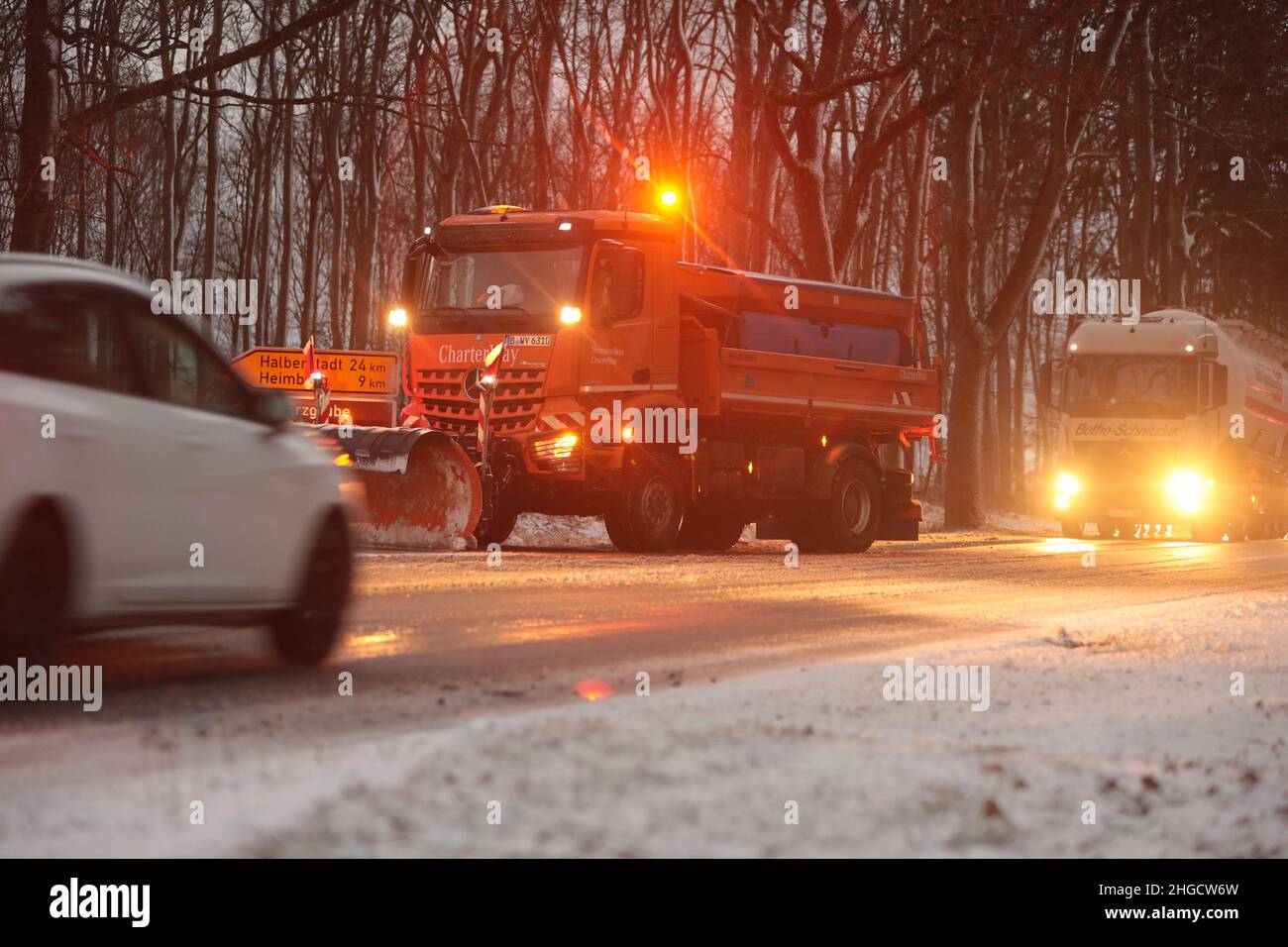 20. Januar 2022, Sachsen-Anhalt, Elbingerode: Ein Fahrzeug des Winterdienstes ist im Oberharz unterwegs. Aufgrund vereister Straßen mussten die Fahrer im Harz äußerste Vorsicht walten lassen. Es gab auch isolierte Verkehrsbehinderungen aufgrund von Schneeverwehungen. Foto: Matthias Bein/dpa-Zentralbild/ZB Stockfoto