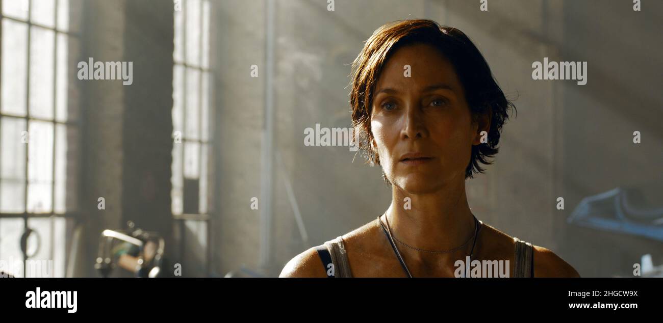 CARRIE-ANNE MOOS in THE MATRIX RESURRECTIONS (2021), Regie: LANA WACHOWSKI. Credit: Village Roadshow Pictures/NPV Entertainment/Silver Pictures/Warner Bros./Album Stockfoto