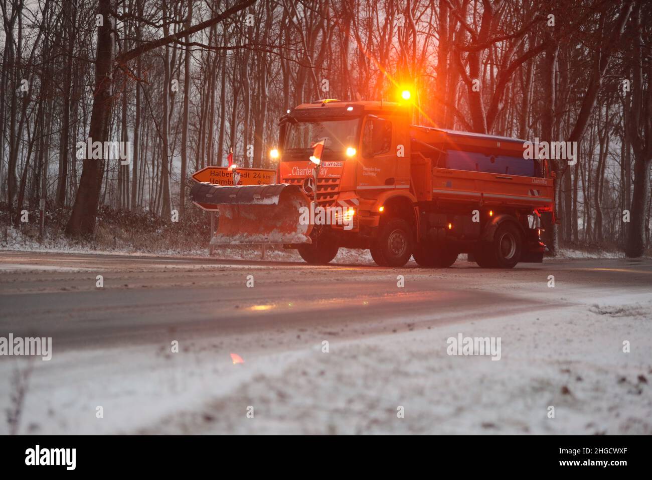 Elbingerode, Deutschland. 20th Januar 2022. Im Oberharz ist ein Fahrzeug des Winterdienstes auf den Straßen unterwegs. Aufgrund vereister Straßen mussten die Fahrer im Harz äußerste Vorsicht walten lassen. Es gab auch isolierte Verkehrsbehinderungen aufgrund von Schneeverwehungen. Quelle: Matthias Bein/dpa-Zentralbild/ZB/dpa/Alamy Live News Stockfoto