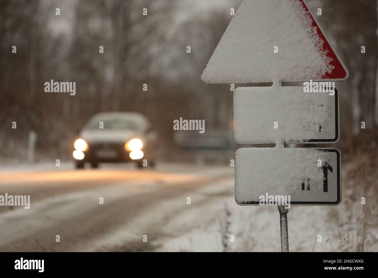 Elbingerode, Deutschland. 20th Januar 2022. Sichtbehinderungen durch Schneeverwehungen befanden sich auf den Straßen im Oberharz. Aufgrund vereister Straßen mussten die Fahrer im Harz äußerste Vorsicht walten lassen. Es gab auch isolierte Verkehrsbehinderungen durch Schneeverwehungen. Quelle: Matthias Bein/dpa-Zentralbild/ZB/dpa/Alamy Live News Stockfoto