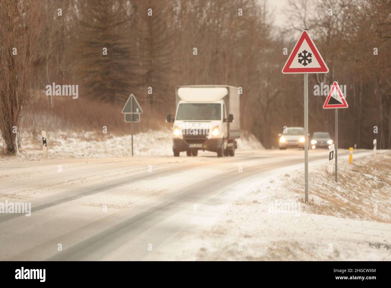 Elbingerode, Deutschland. 20th Januar 2022. Sichtbehinderungen durch Schneeverwehungen befanden sich auf den Straßen im Oberharz. Aufgrund vereister Straßen mussten die Fahrer im Harz äußerste Vorsicht walten lassen. Es gab auch isolierte Verkehrsbehinderungen durch Schneeverwehungen. Quelle: Matthias Bein/dpa-Zentralbild/ZB/dpa/Alamy Live News Stockfoto