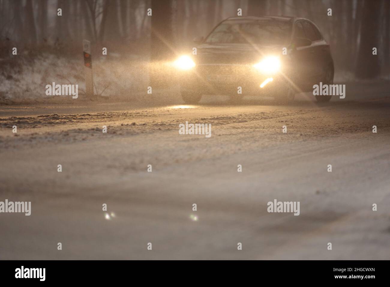 Elbingerode, Deutschland. 20th Januar 2022. Sichtbehinderungen durch Schneeverwehungen befanden sich auf den Straßen im Oberharz. Aufgrund vereister Straßen mussten die Fahrer im Harz äußerste Vorsicht walten lassen. Es gab auch isolierte Verkehrsbehinderungen durch Schneeverwehungen. Quelle: Matthias Bein/dpa-Zentralbild/ZB/dpa/Alamy Live News Stockfoto