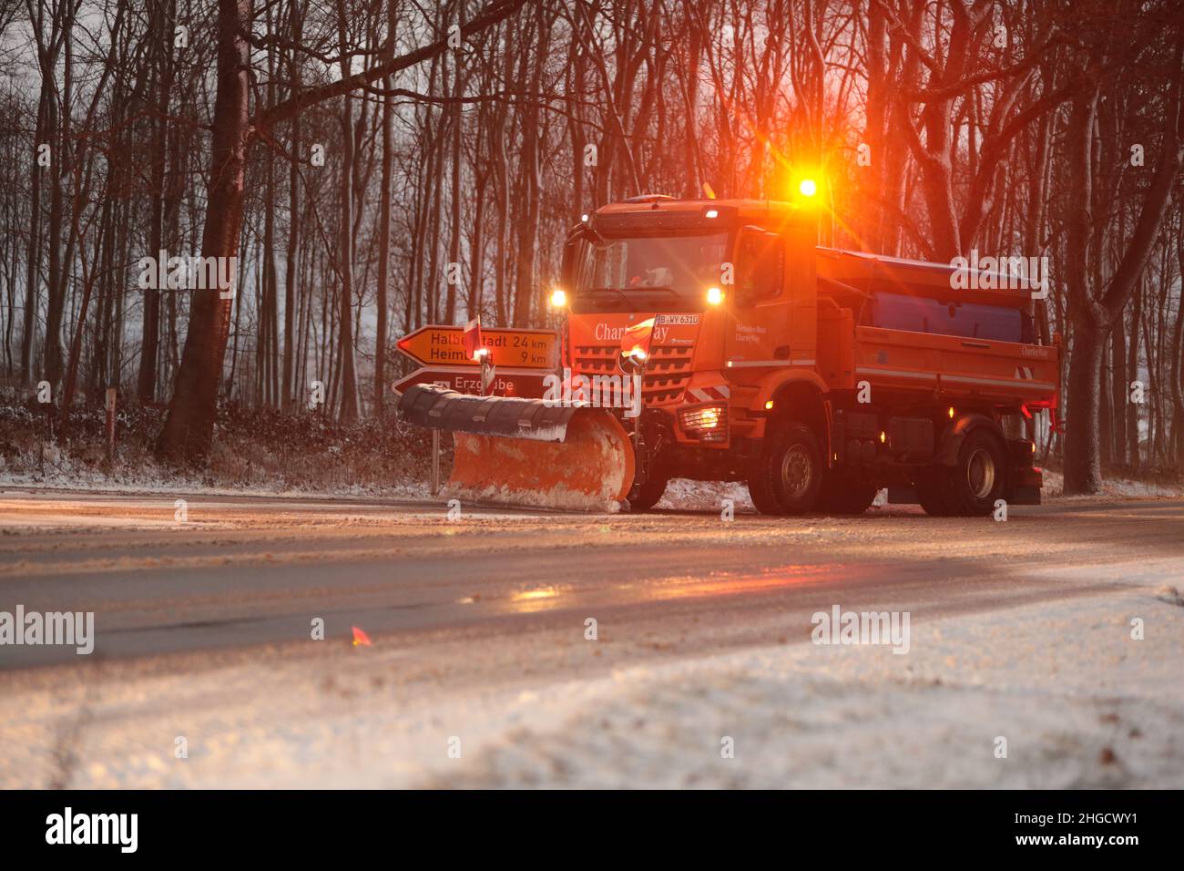 Elbingerode, Deutschland. 20th Januar 2022. Im Oberharz ist ein Fahrzeug des Winterdienstes auf den Straßen unterwegs. Aufgrund vereister Straßen mussten die Fahrer im Harz äußerste Vorsicht walten lassen. Es gab auch isolierte Verkehrsbehinderungen aufgrund von Schneeverwehungen. Quelle: Matthias Bein/dpa-Zentralbild/ZB/dpa/Alamy Live News Stockfoto