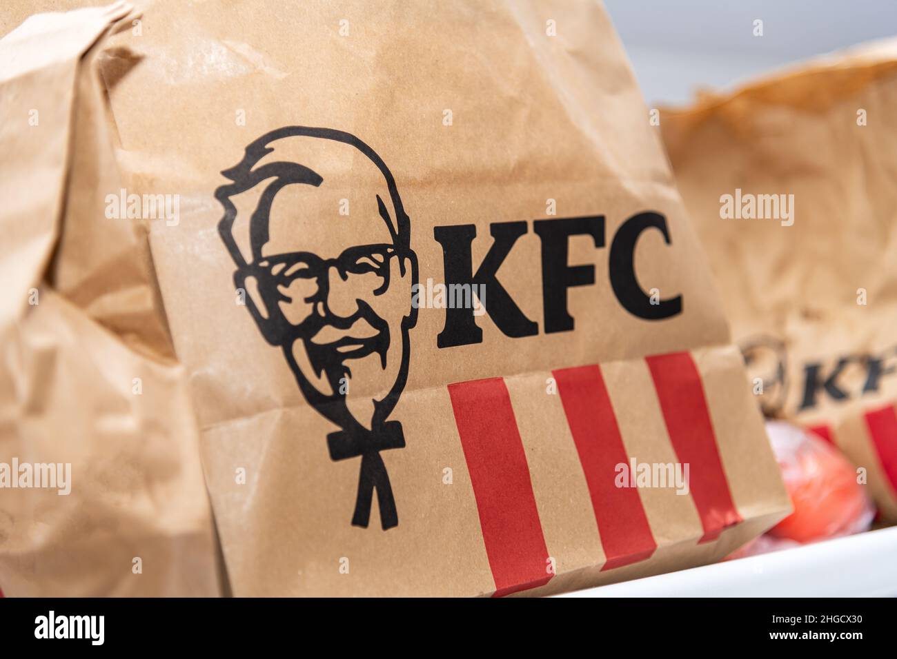 Antalya, Türkei - 20. Januar 2022: Eine Menge KFC Chicken Hot Strips oder Nuggets im Eimer mit KFC ( Kentucky Fried Chicken ) Fast Food. Stockfoto