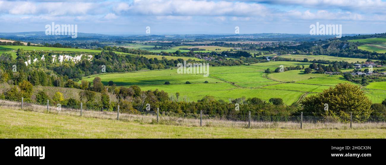 Panoramablick auf die britische Landschaft des Arun Valley, einschließlich South & North Stoke im South Downs National Park, West Sussex, England, Großbritannien. Stockfoto