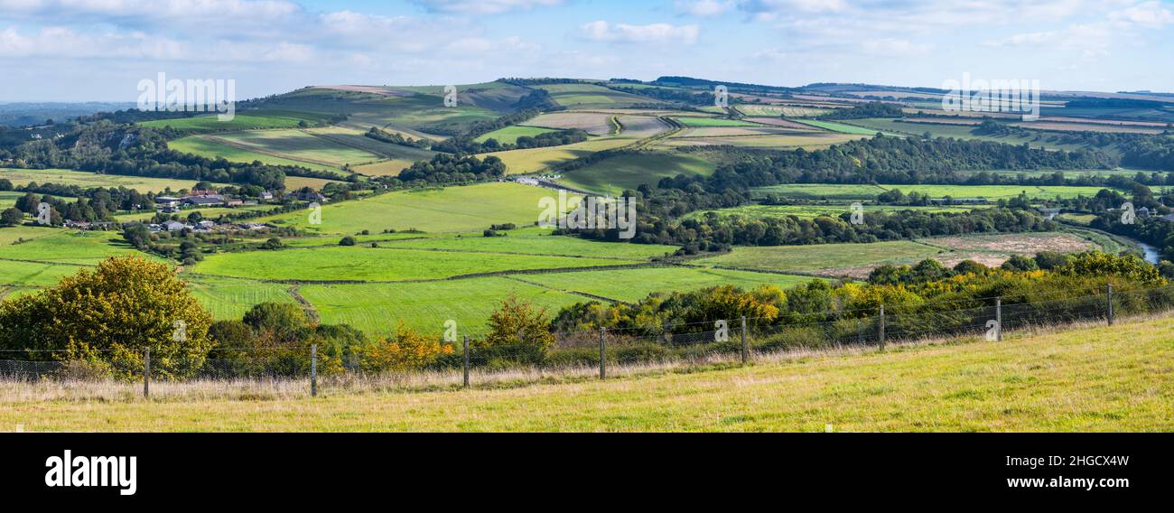 Panoramablick auf die britische Landschaft des Arun Valley, einschließlich South & North Stoke im South Downs National Park, West Sussex, England, Großbritannien. Stockfoto