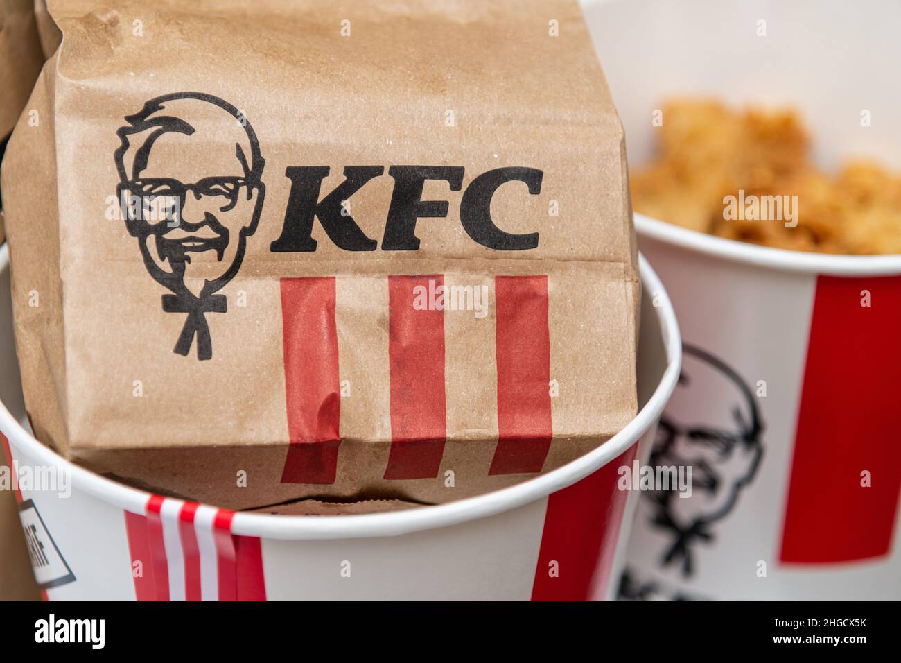 Antalya, Türkei - 20. Januar 2022: Eine Menge KFC Chicken Hot Strips oder Nuggets im Eimer mit KFC ( Kentucky Fried Chicken ) Fast Food. Stockfoto
