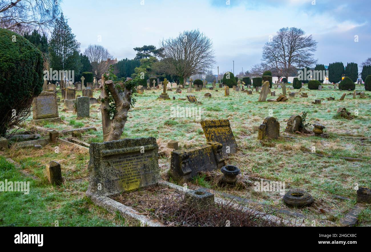 Friedhof und Grabsteine auf einem großen britischen Friedhof im Winter mit Frost auf dem Boden auf dem Littlehampton Cemetery, Littlehampton, West Sussex, Großbritannien. Stockfoto