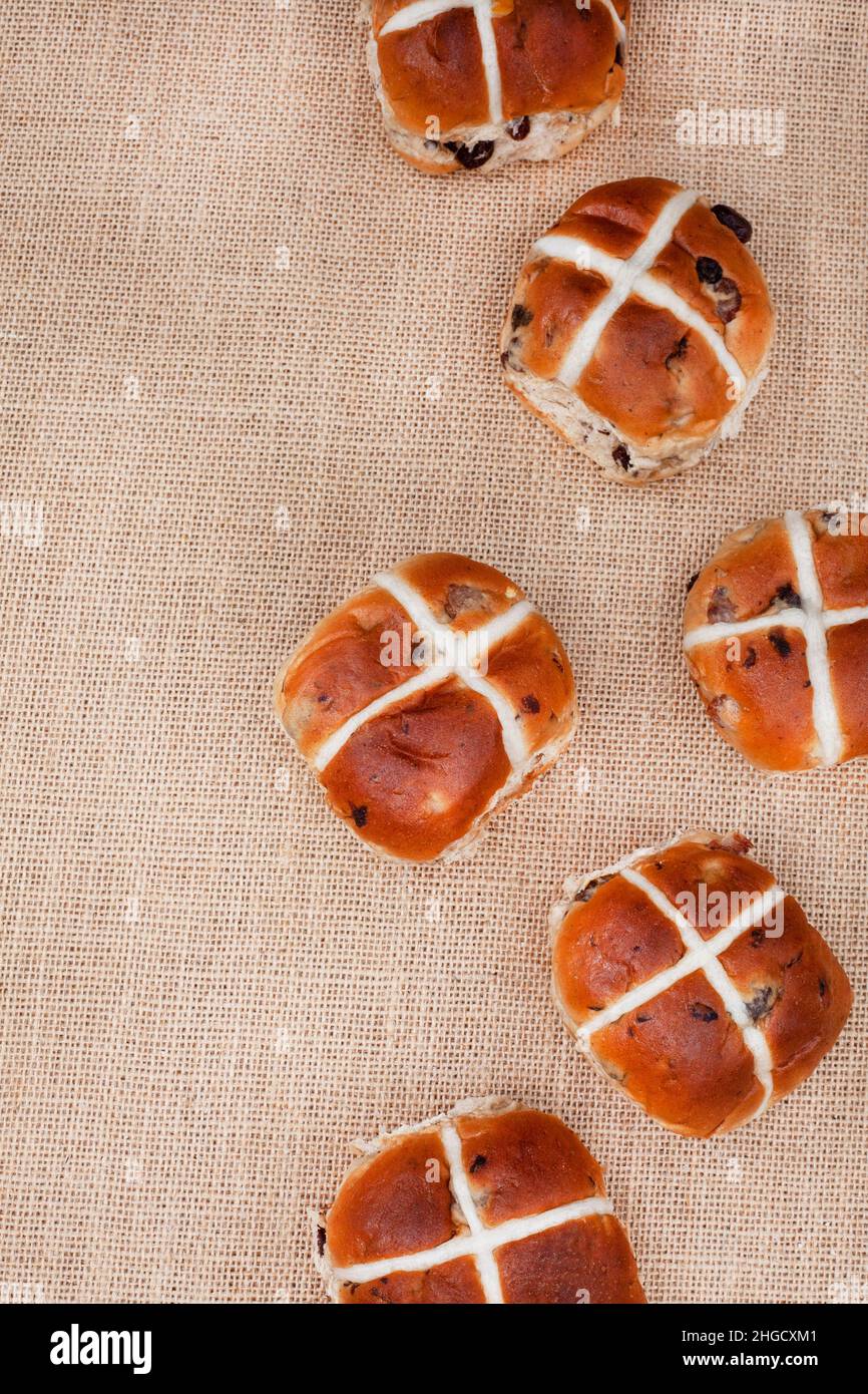 Frische und schmackhafte traditionelle heiße Kreuzbrötchen auf rustikaler Oberfläche Stockfoto