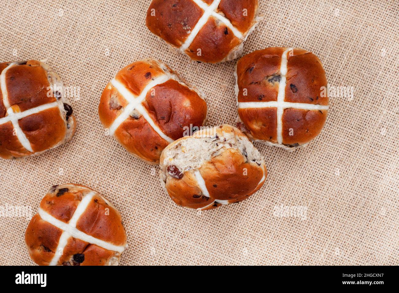 Frische und schmackhafte traditionelle heiße Kreuzbrötchen auf rustikaler Oberfläche Stockfoto