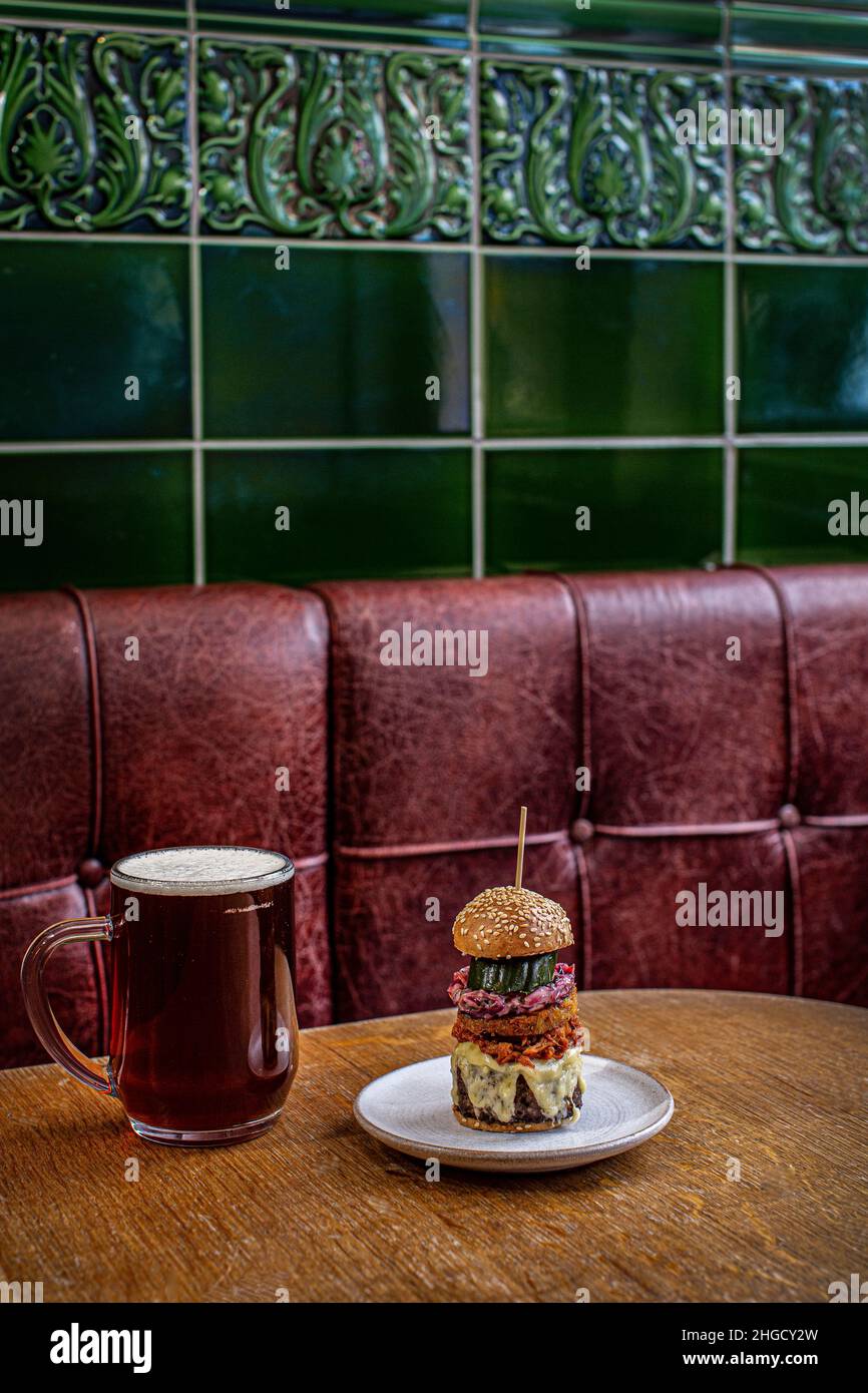 Der Coach Burger mit Cheddar, Pulled Pork und Dill Pickle im Coach in Marlow, Buckinghamshire, Großbritannien Stockfoto