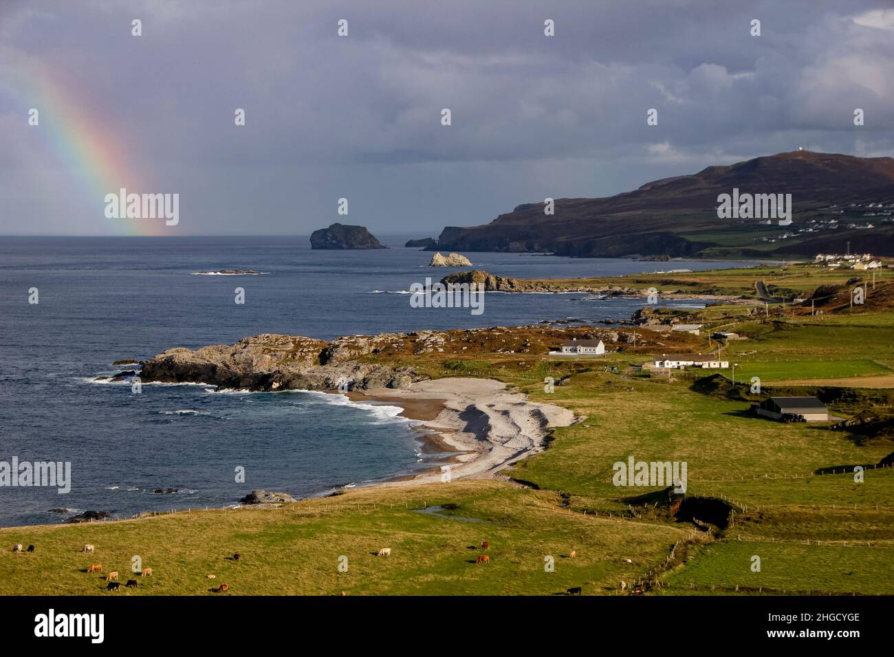 Malinischer Blick von Malin Head mit entferntem Regenbogen, County Donegal, Irland Stockfoto