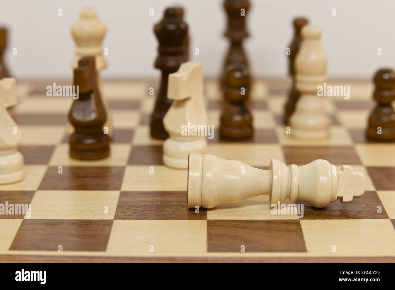 Es ist das Ende des Spiels für die weißen Stücke nach dem Zusammenbruch seiner Verteidigung und jetzt wird der König sicherlich fallen, so dass die einzige ehrenhafte Option ist für weiß Stockfoto