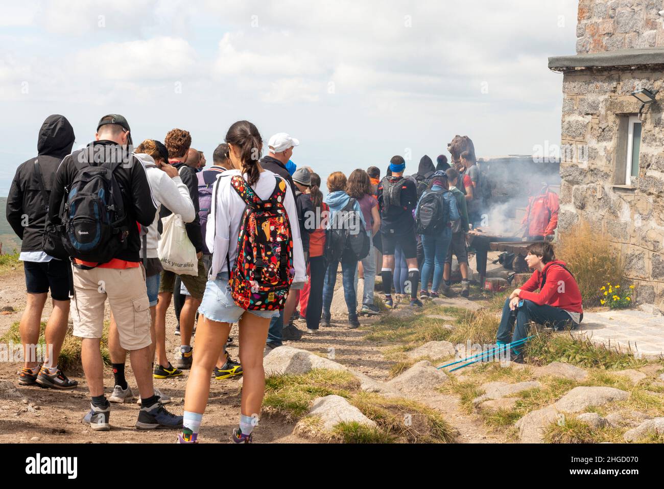 Leute, die draußen für Grillgerichte im Freien in der Black Peak Hütte um 2290m Uhr im Vitosha Berg, Sofia, Bulgarien, Schlange stehen Stockfoto