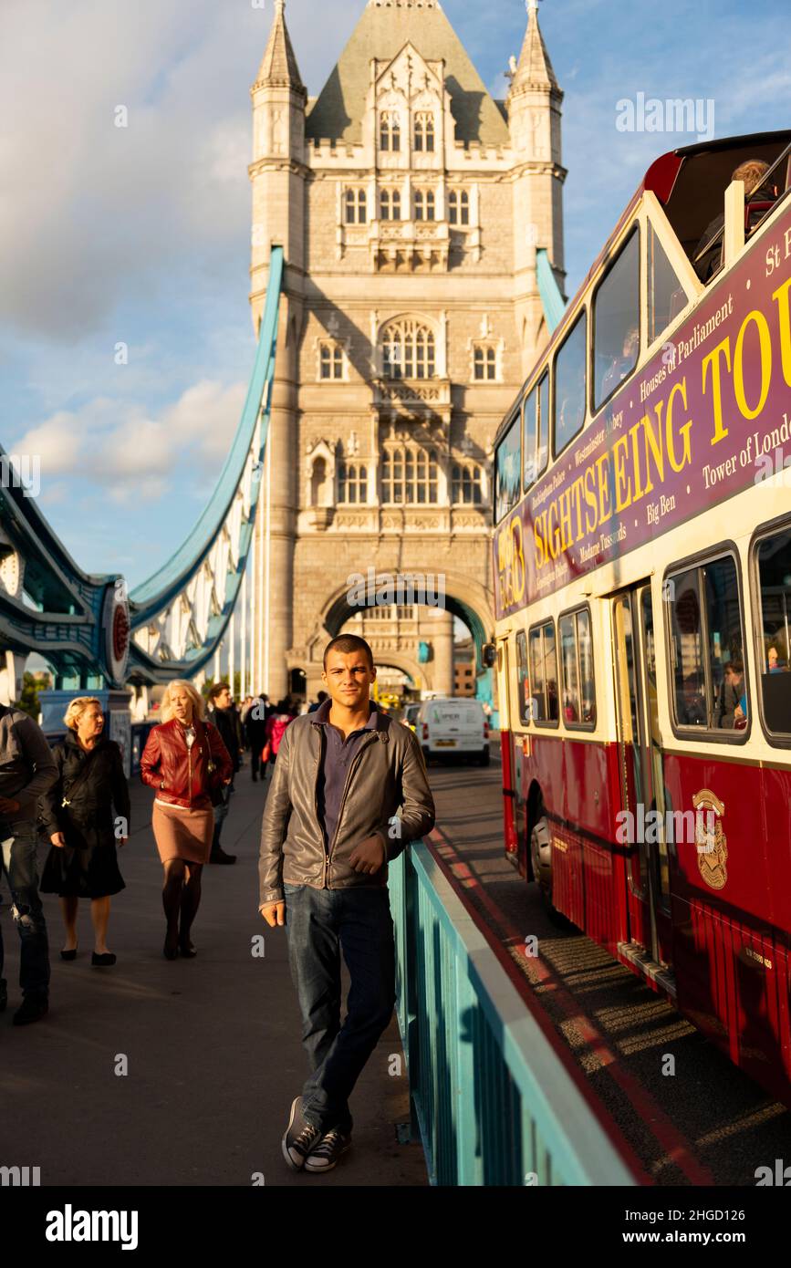 London UK, Touristen, London Bus, Tourbus, Sightseeing Bus, Tower Bridge London UK, Tourismus; Posing for Photo, Vibrant, 2013, reisen, Touristen Stockfoto