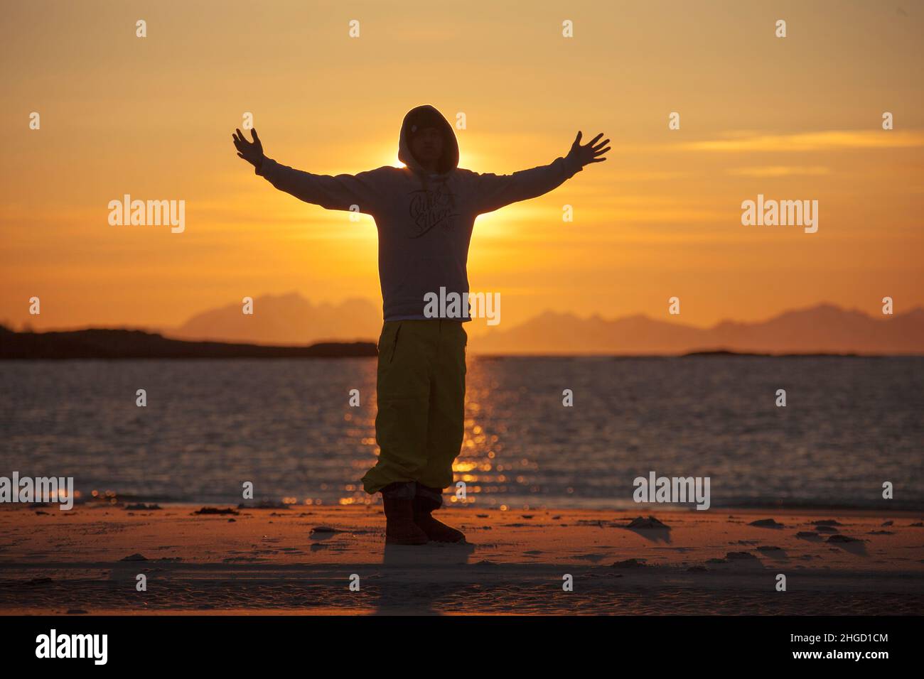 Leute, die Spaß haben, und machen Akrobatik in den Sonnenuntergang am Strand auf den Lofoten Inseln, Norwegen Stockfoto