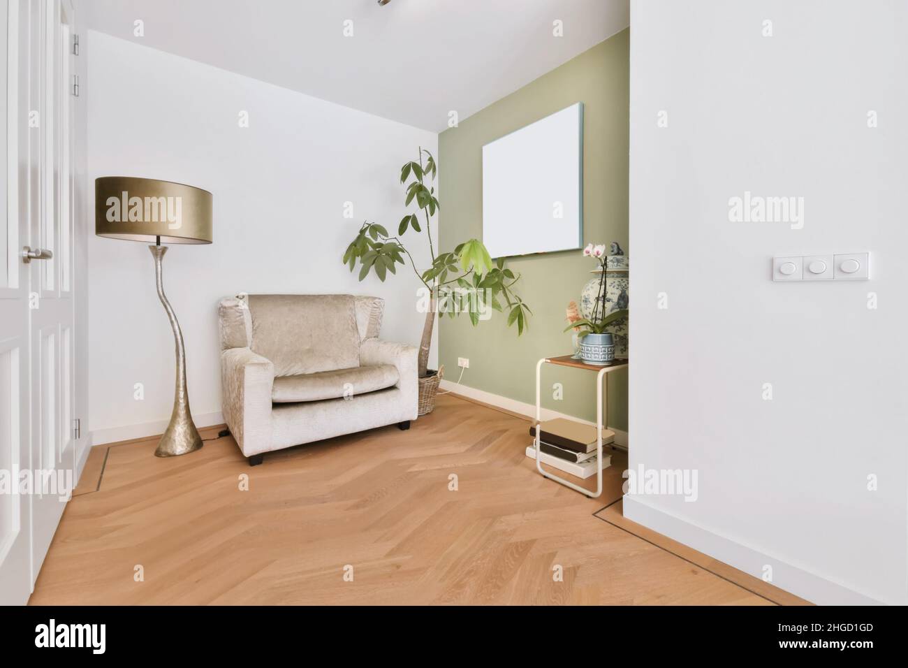 Stilvolles Zimmer mit beigefarbenem Sofa und Lampe Stockfoto