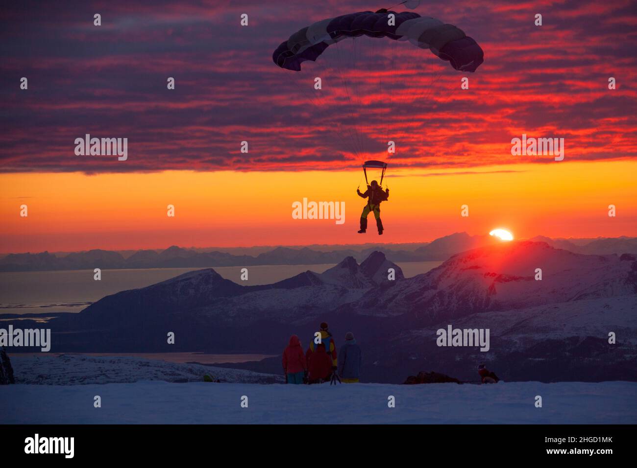 Fallschirm bei Sonnenuntergang über der magischen Insel Lofoten im Norden Norwegens, Skandinavien Stockfoto