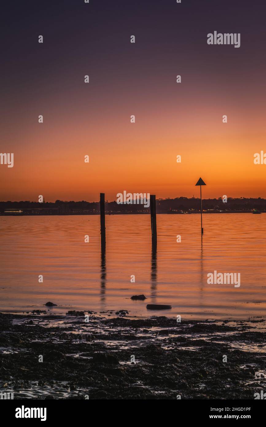 Sonnenuntergang über dem Wasser von Southampton aus gesehen von Woolston, Southampton, Hampshire, England, Großbritannien Stockfoto