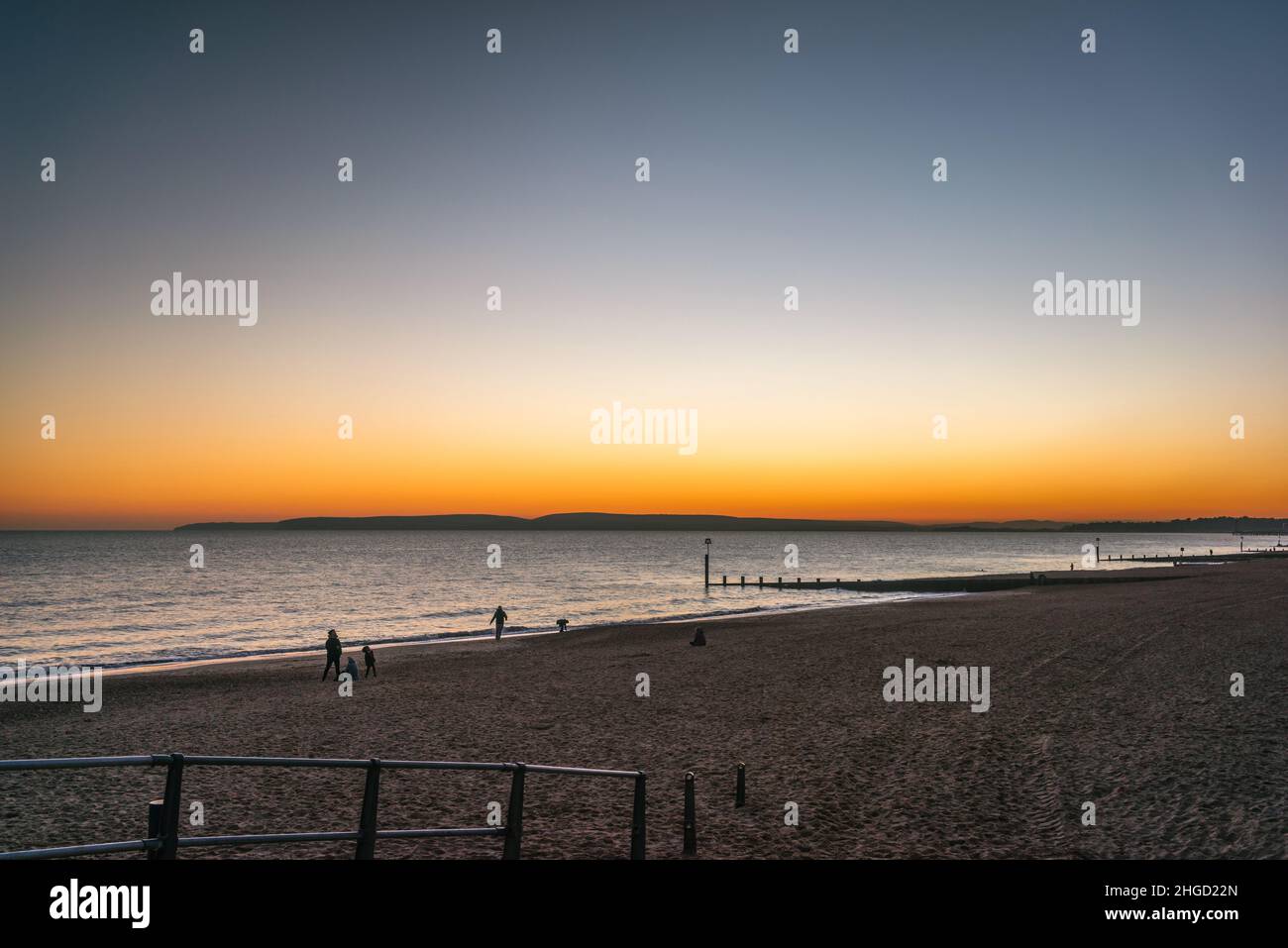 Boscombe Beach Bunte blaue Stunde Sonnenuntergang im Winter 2022, Bournemouth, Dorset, England, Großbritannien Stockfoto