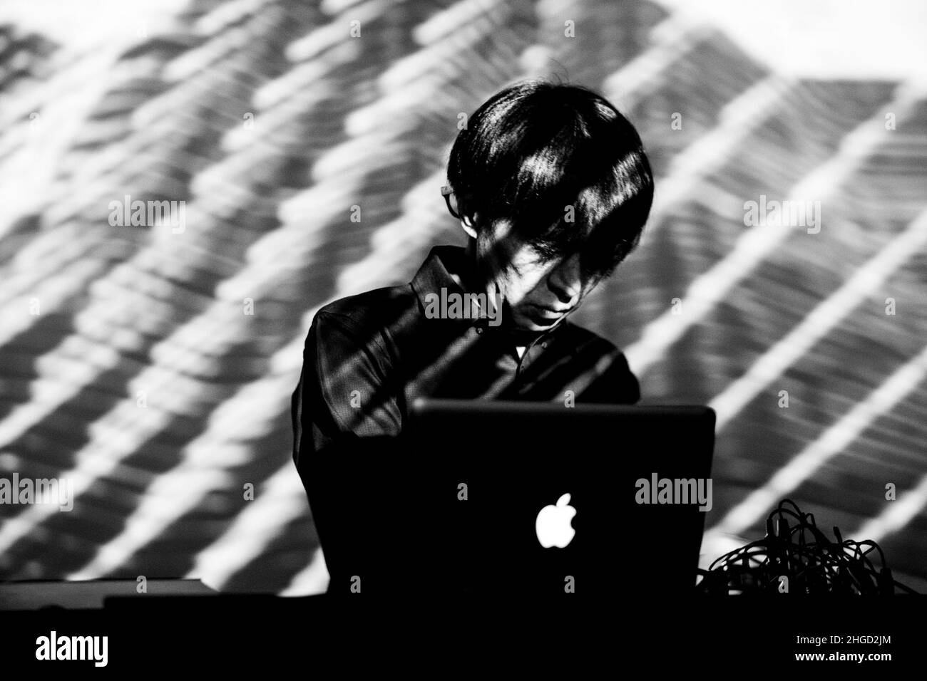 Y. Sunahara tritt während des Red Bull Music Academy Weekender in Tokio, Japan, auf Stockfoto