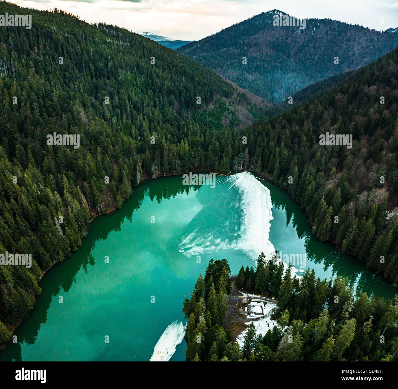 See Synevyr in den Karpaten, Blick von oben auf den See, Bergsee mit Eis bedeckt, Eislinie am See Synevyr, Nationalpark. Stockfoto