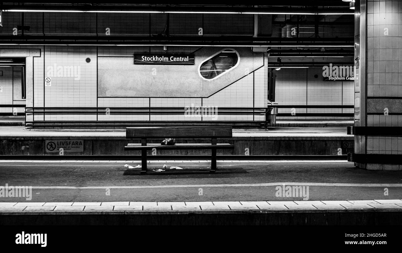 Stockholm, Schweden - 17. Oktober 2021 - Blick auf eine leere Bank auf einer Plattform im Hauptbahnhof (Stockholm Central) in Stockholm Stockfoto