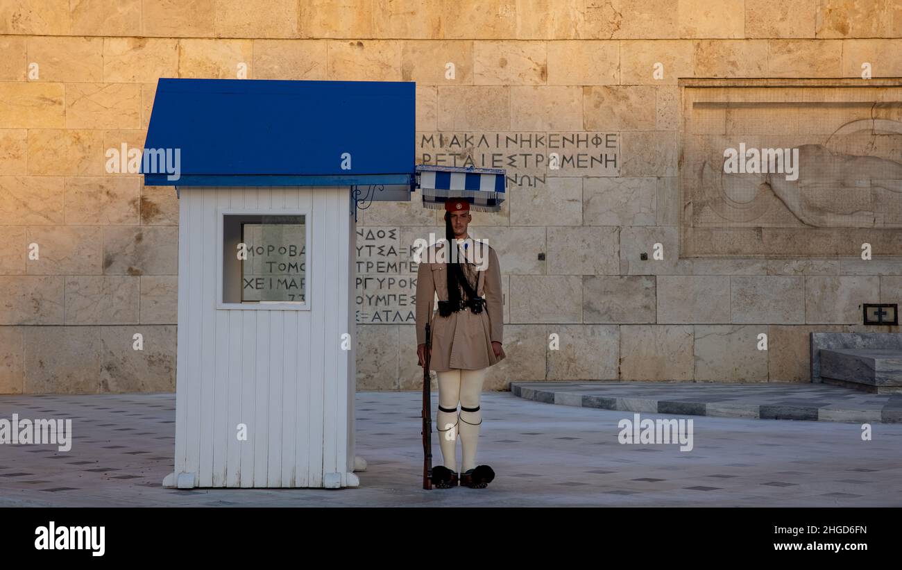 Soldat, der während des Sonnenuntergangs vor dem griechischen parlament stand Stockfoto