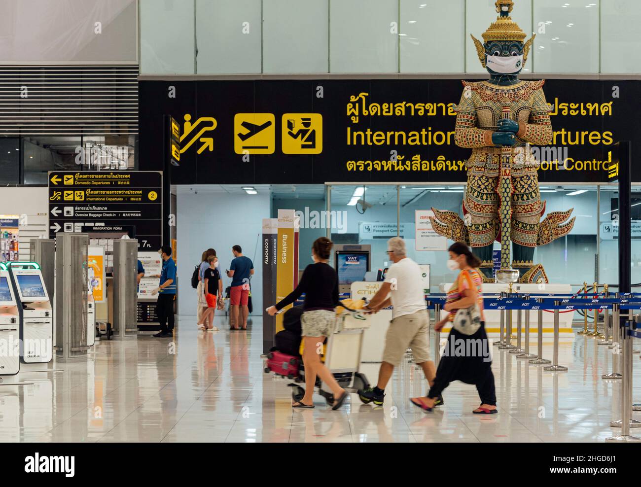 Bangkok, Thailand - 24. Januar 2022 : Besucher, die am Flughafen suvarnabhumi abreisen, nachdem die thailändische Regierung den Test ausgesetzt hatte Stockfoto