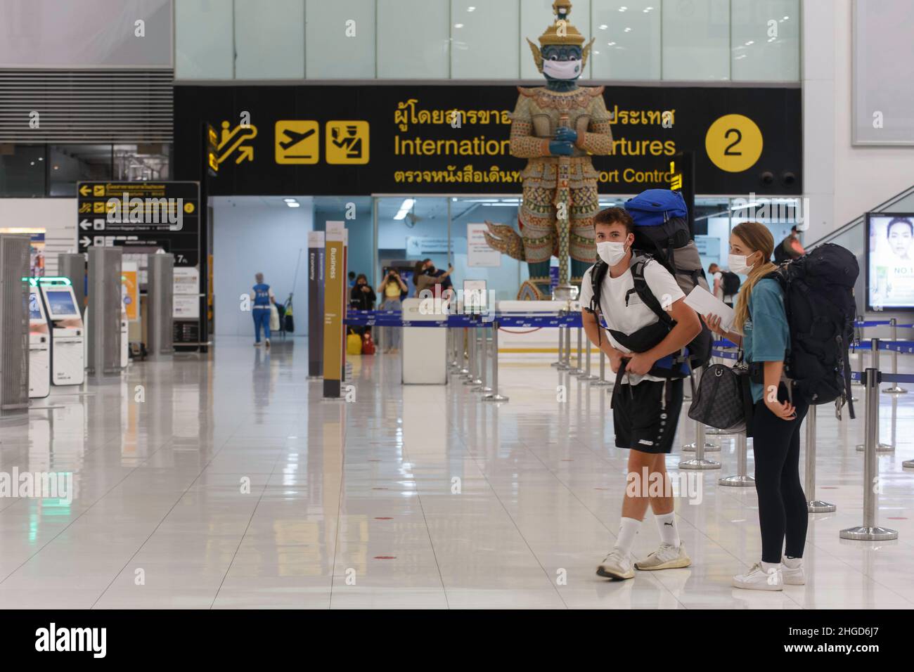 Bangkok, Thailand - 24. Januar 2022 : Besucher, die am Flughafen suvarnabhumi abreisen, nachdem die thailändische Regierung den Test ausgesetzt hatte Stockfoto