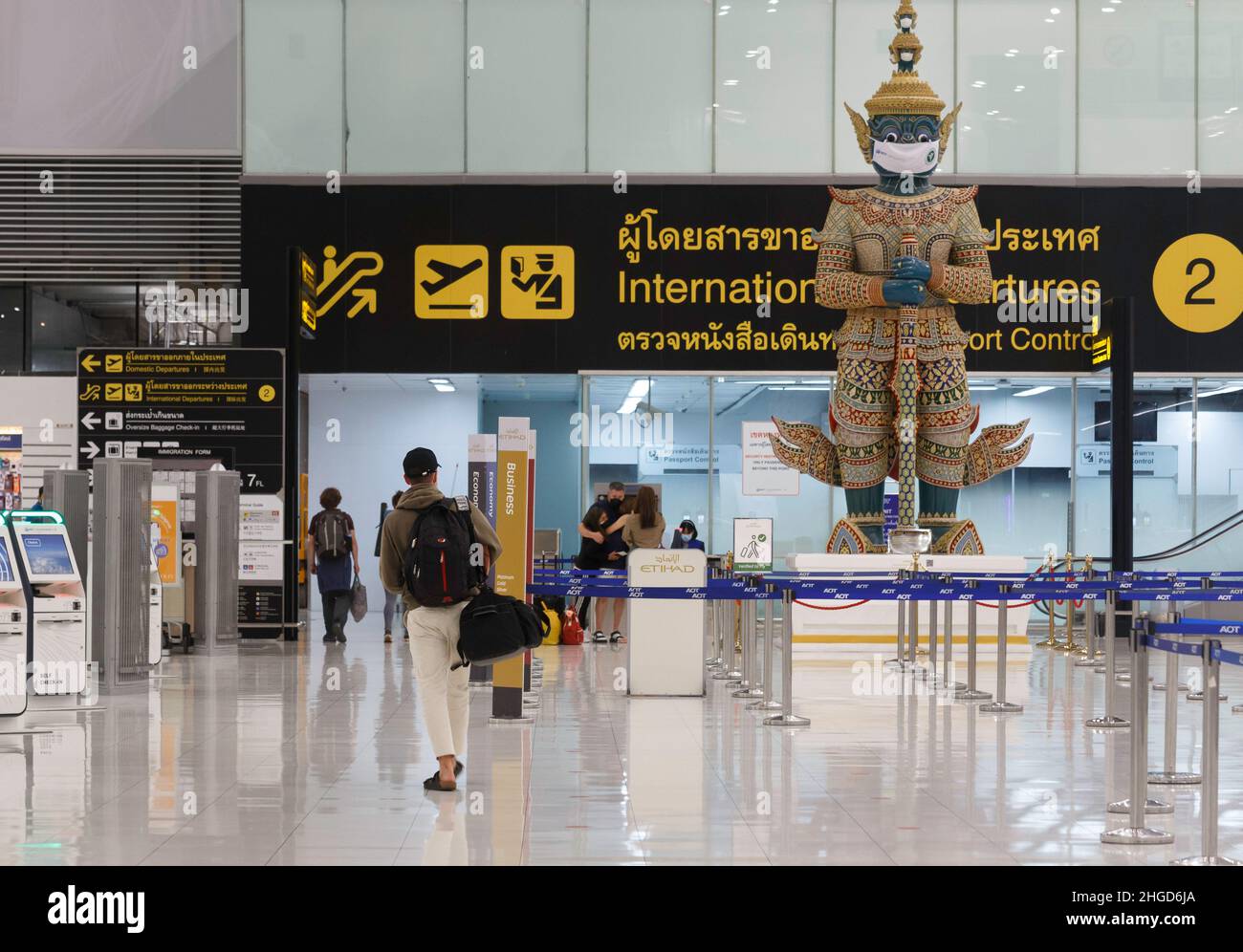 Bangkok, Thailand - 24. Januar 2022 : Besucher, die am Flughafen suvarnabhumi abreisen, nachdem die thailändische Regierung den Test ausgesetzt hatte Stockfoto