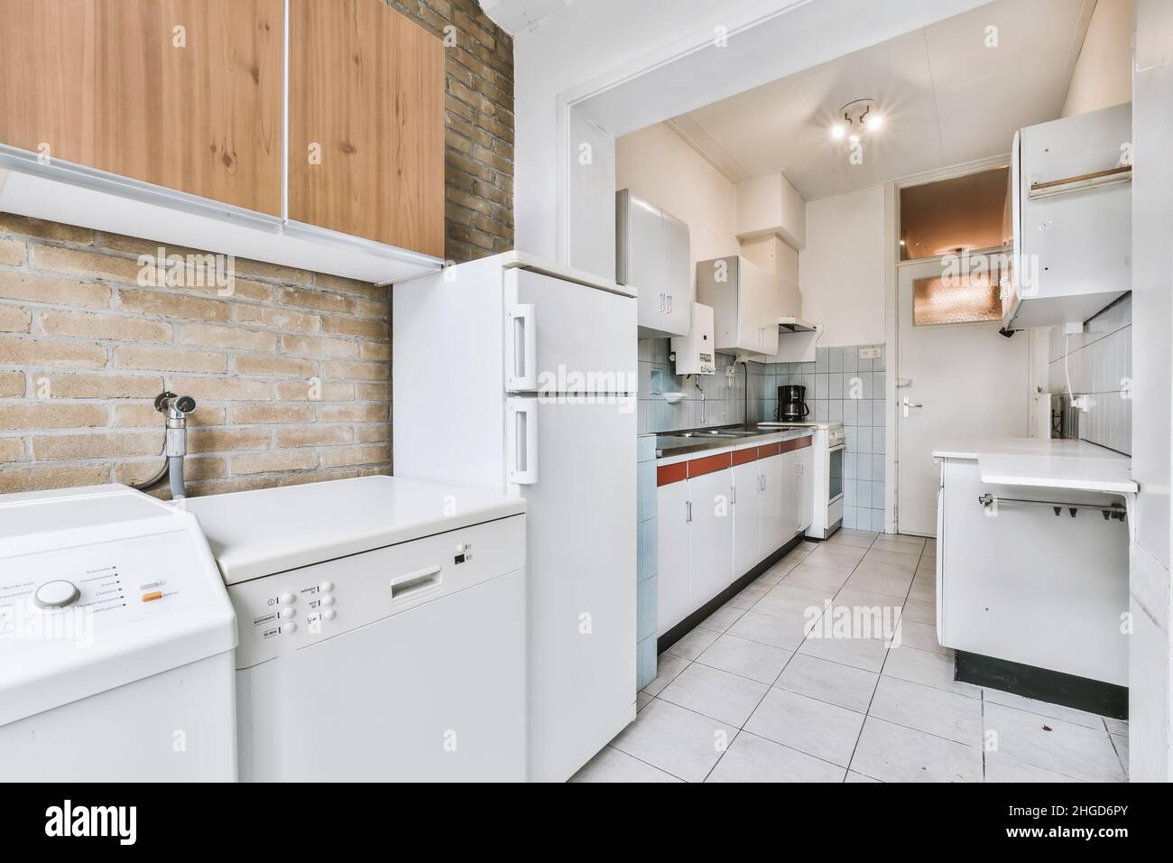 Tolle Küche mit Fliesenboden und weißem Küchenset Stockfoto