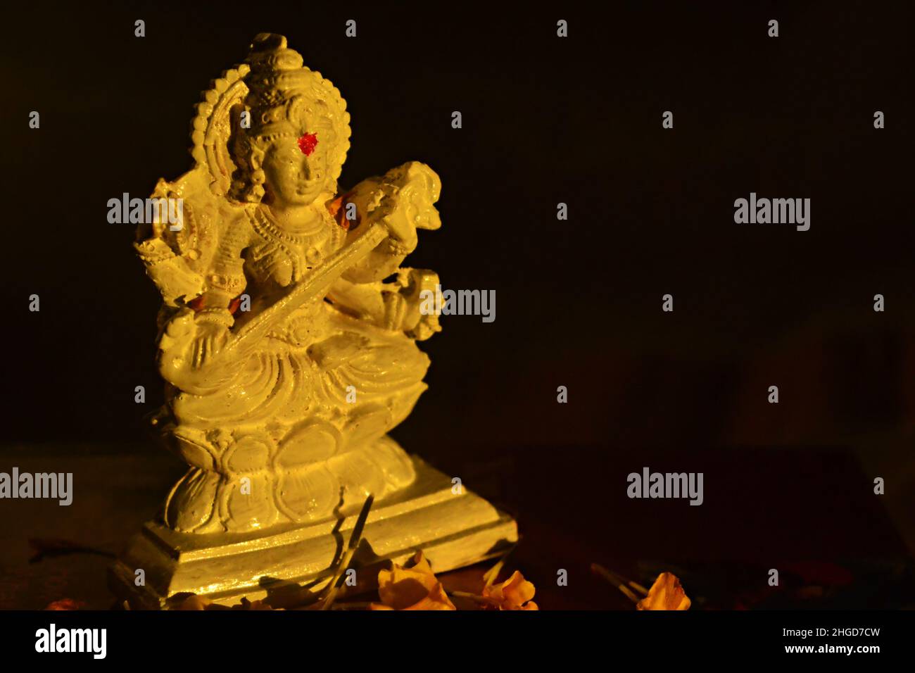 White Idol of Goddess Saswati auf Books/Vasant Panchami/Spring Festival/Ringelblumen/Indien Stockfoto