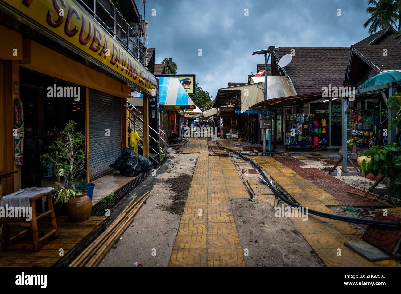 Leere Straßen in einem Gebiet, in dem einst Touristen am Tonsai Beach auf der Insel Koh Phi Phi waren. Das Center for COVID-19 Situation Administration (CCSA) gab am 1. Februar 2022 die Wiederaufnahme von Thailands „Test & Go“ und die Erweiterung seiner Sandbox-Reiseprogramme bekannt. Die Sandbox wurde ursprünglich als Phuket Sandbox pilotiert und ermöglicht nicht geimpften Reisenden die Einreise nach Thailand mit einer obligatorischen 7-tägigen Quarantäne in den Provinzen Krabi, Phang-Na, Phuket oder Surat Thani. „Test & Go“ ermöglicht die nahezu Quarantäne-freie Einreise in das Land im Rahmen des Thailand Pass-Programms, wobei obligatorische schnelle PCR-Tests erforderlich sind Stockfoto