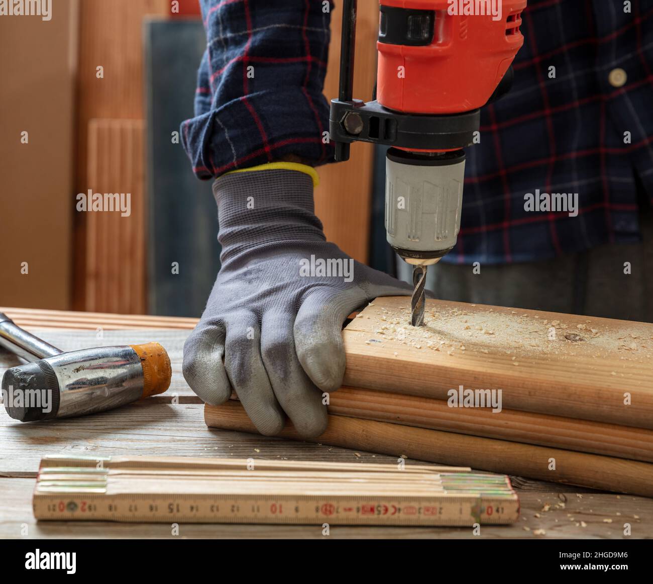 Bohren Sie Elektrowerkzeug, Handgelber Bohren Holz. Bauindustrie, Tischler Arbeitstisch Nahaufnahme Stockfoto