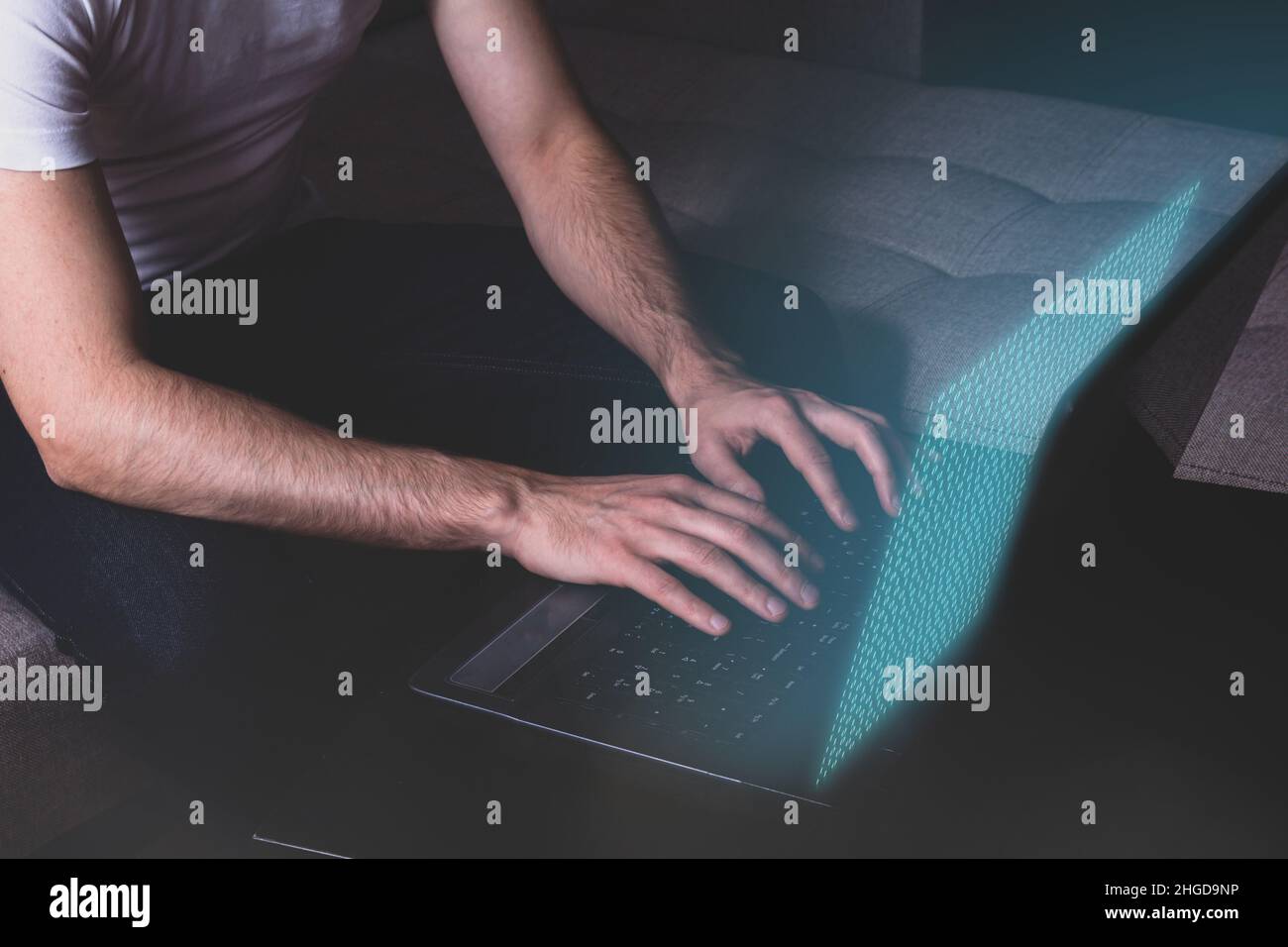 IT-Programmierer arbeiten nachts von zu Hause aus. Stockfoto