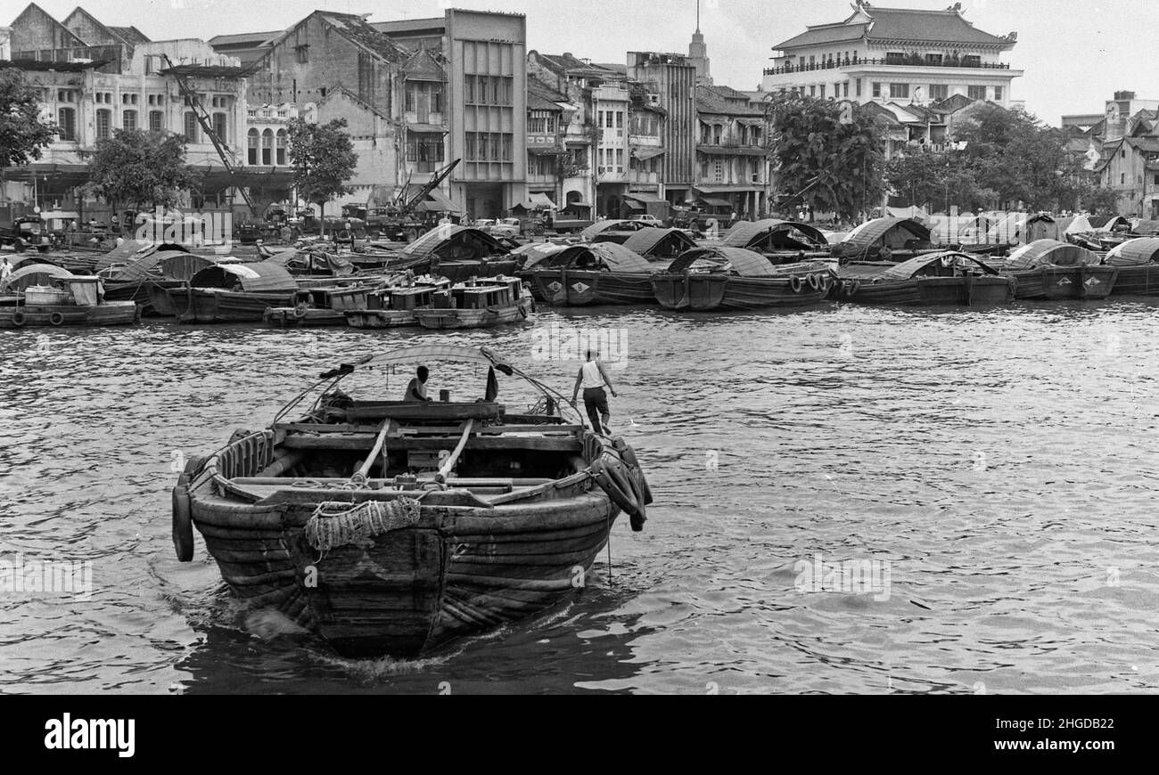 Clarke Quay mit vielen Bum-Booten, die Lieferungen in Singapur transportieren 1967 Stockfoto